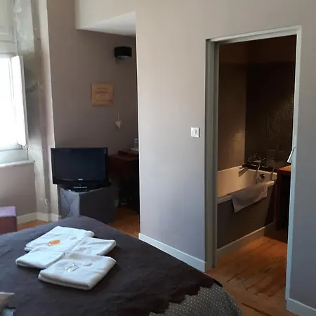 La Demeure De La Cite Bed & Breakfast